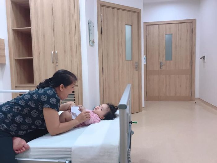 Mẹ chồng nhà người ta: ra mắt tặng hột xoàn, lâu lâu được cho vài chỉ
