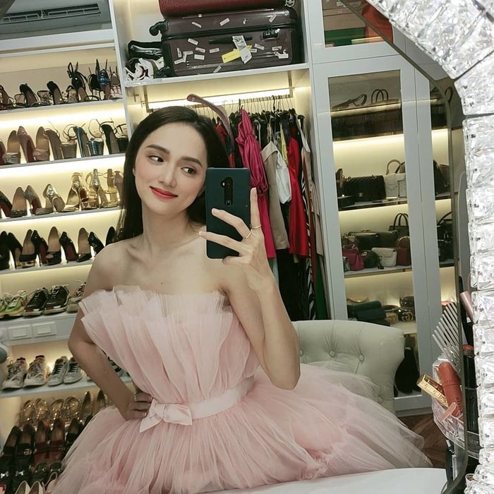 Muôn kiểu khoe đồ hiệu của sao: Dọn nhà làm màu trưng túi là chính