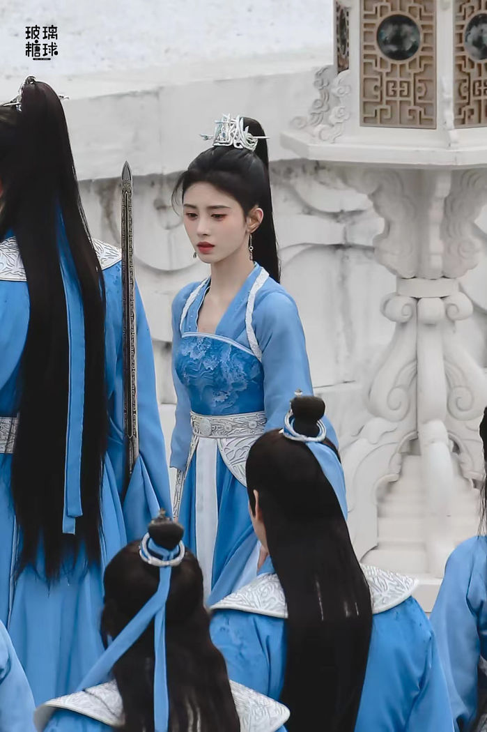 Mỹ nhân 4000 năm nay gấp đôi visual khi đổi sang tóc bạch kim