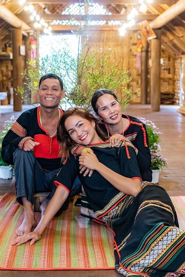 Mỹ nhân Việt bị hối lấy chồng: mẹ H'Hen Niê mang gạo sang nhà trai