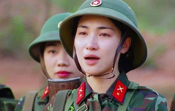 Mỹ nhân Việt để mặt mộc bị chụp lén vẫn xinh: Nhan sắc Nam Em ghi điểm