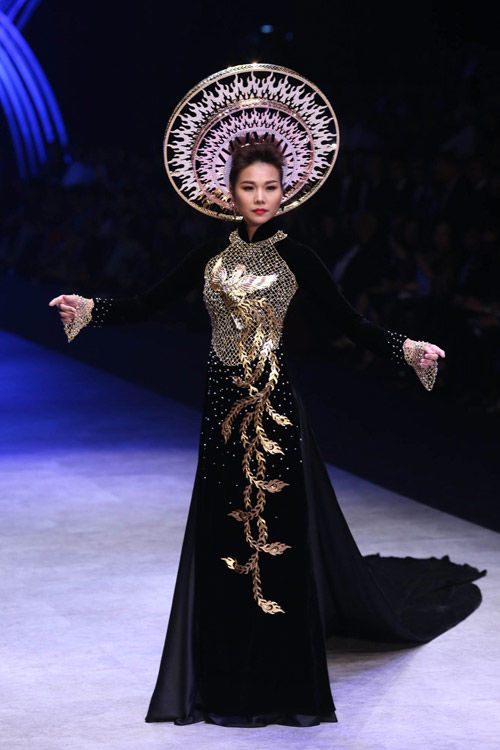 Mỹ nhân Việt diện outfit dát vàng: Quốc phục của Thùy Tiên giá 20 tỷ