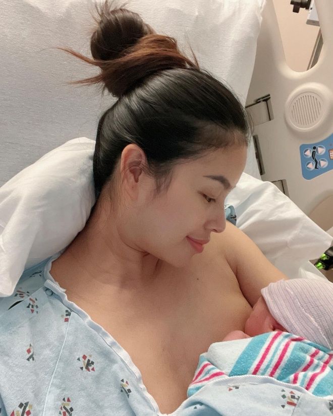 Mỹ nhân Việt nuôi con bằng sữa mẹ: cậu út Phạm Hương má đỏ môi hồng
