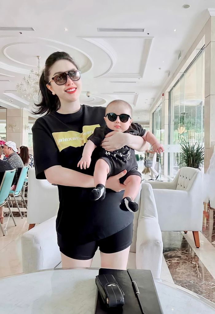 Mỹ nhân Việt nuôi con bằng sữa mẹ: cậu út Phạm Hương má đỏ môi hồng