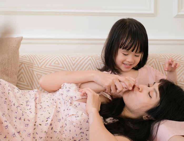 Mỹ nhân Việt trước giờ sinh: Bạn thân Hà Tăng tỉnh bơ đi làm nail