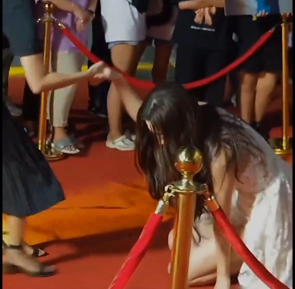 Mỹ nhân Việt và kí ức khó phai trên thảm đỏ: Lý Nhã Kỳ làm vỡ đạo cụ
