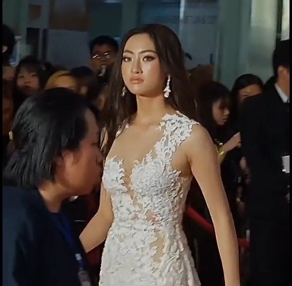 Mỹ nhân Việt và kí ức khó phai trên thảm đỏ: Lý Nhã Kỳ làm vỡ đạo cụ