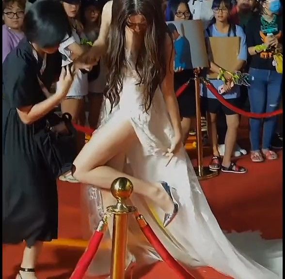Mỹ nhân Việt và kí ức khó phai trên thảm đỏ: Lý Nhã Kỳ làm vỡ đạo cụ