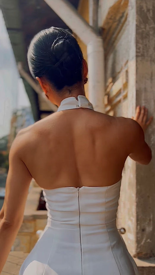 Mỹ nữ Việt khoe điểm vàng: Ngọc Trinh có xương cánh bướm tuyệt đẹp