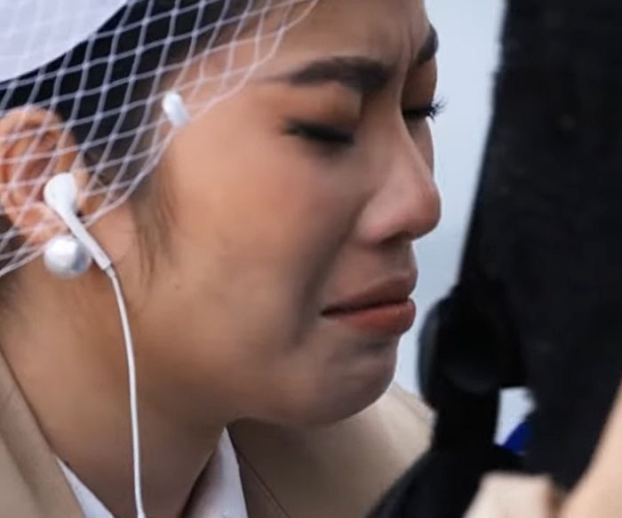 Nam Em lại yếu đuối, bật khóc trong phần thi phụ ở Miss World Việt Nam