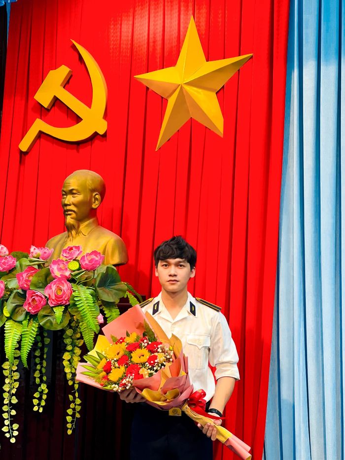 Nam thần trường Sĩ quan gây bão với loạt ảnh diện quân phục cực bảnh
