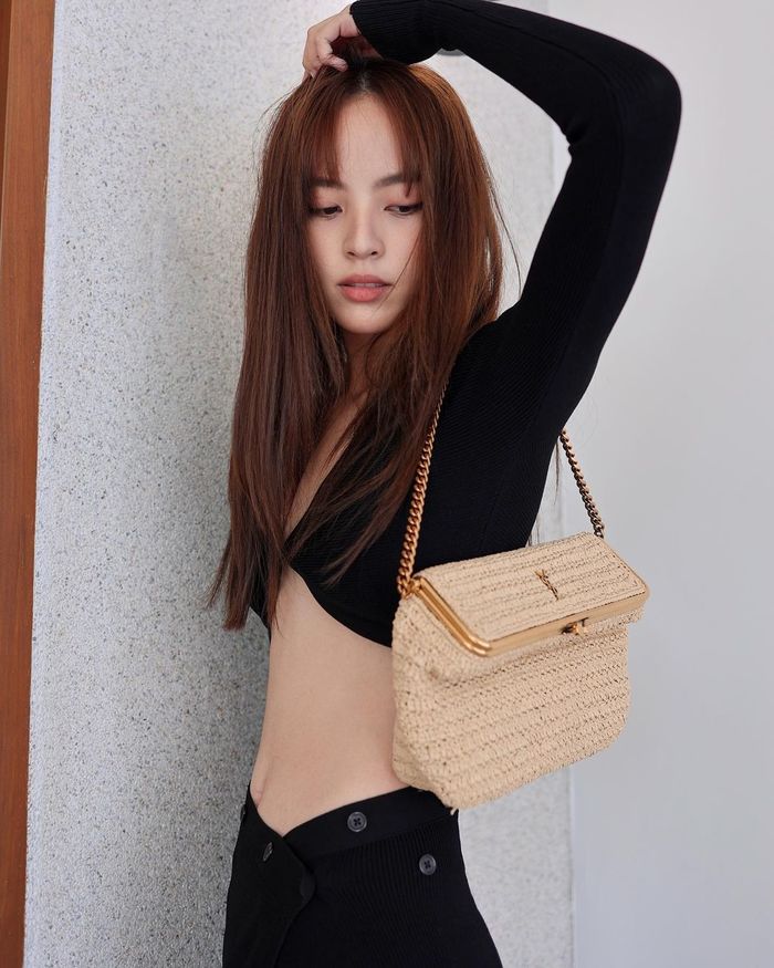 Nàng thơ xứ Thái Nychaa Nuttanicha: Mùa hè lại mặc áo len ra biển
