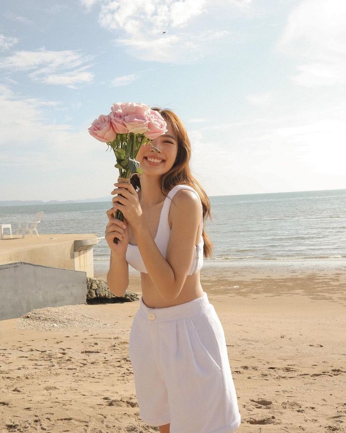 Nàng thơ xứ Thái Nychaa Nuttanicha: Mùa hè lại mặc áo len ra biển