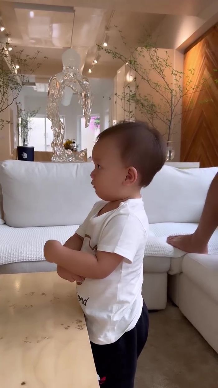 Ngoài nói chuyện rành mạch, Leon - Lisa giờ cứ nghe nhạc là nhảy múa