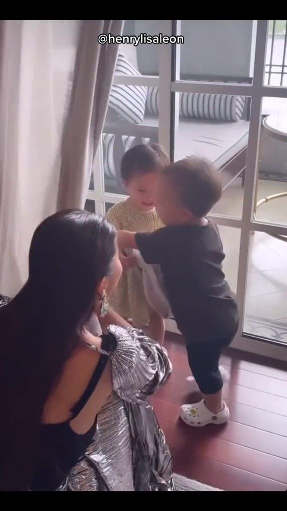 Ngoài nói chuyện rành mạch, Leon - Lisa giờ cứ nghe nhạc là nhảy múa