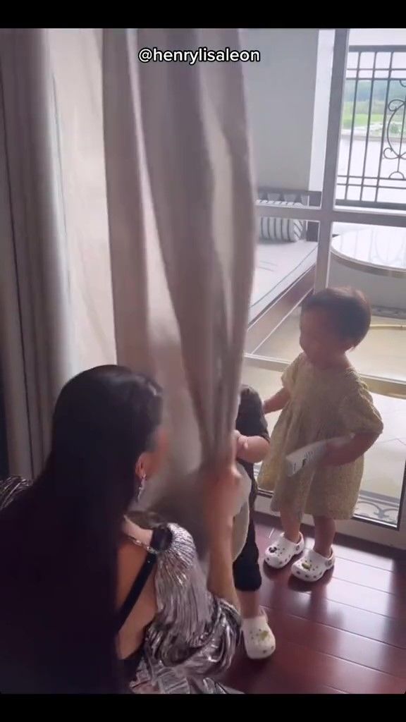Ngoài nói chuyện rành mạch, Leon - Lisa giờ cứ nghe nhạc là nhảy múa