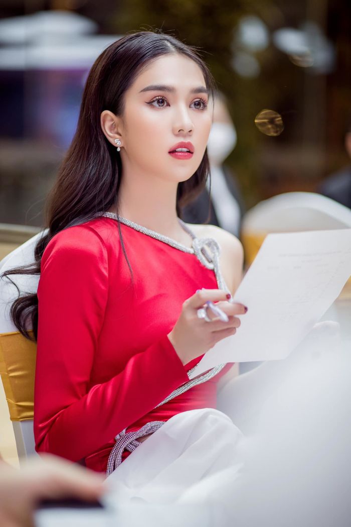 Lạ đời như Ngọc Trinh: xài đồ nhái nhưng đòi nhãn hàng nhắn tin riêng