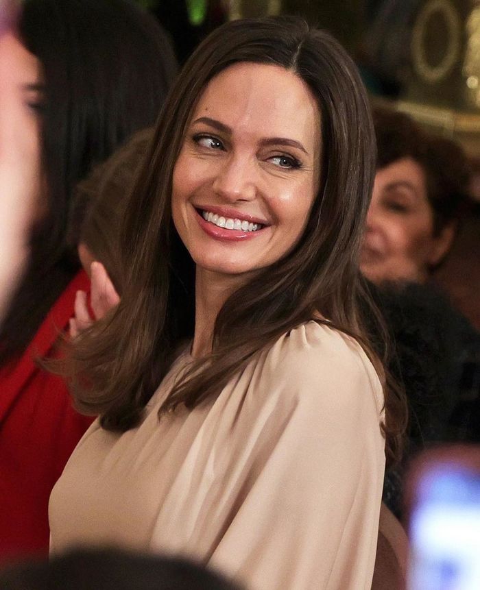 Angelina Jolie hồi trẻ cực cháy: Gương mặt chuẩn báu vật nhan sắc