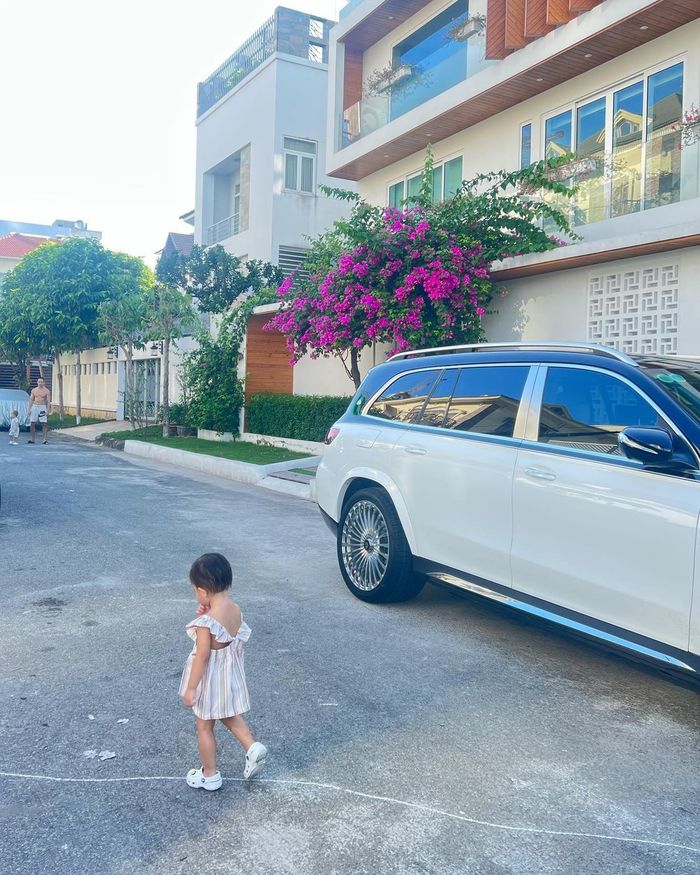 Nhóc tì Vbiz mặc gì tuần qua: bé Minnie vào vai thánh nghiêm túc