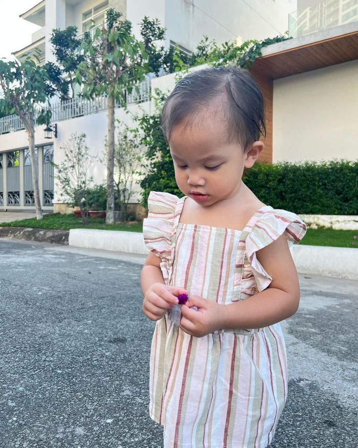 Nhóc tì Vbiz mặc gì tuần qua: bé Minnie vào vai thánh nghiêm túc