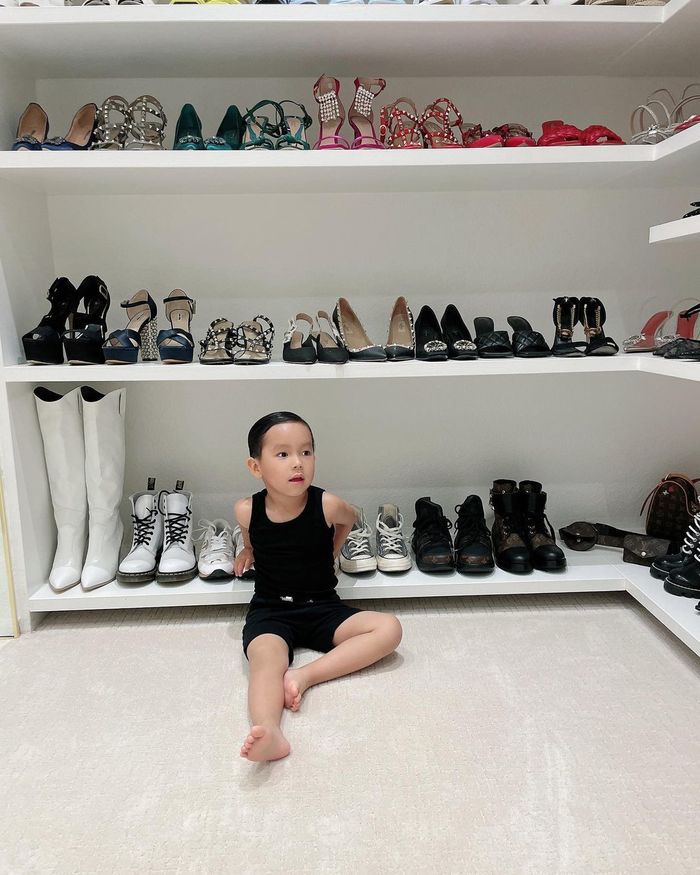 Nhóc tì Vbiz mặc gì tuần qua: bé Minnie vào vai thánh nghiêm túc