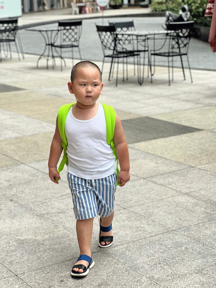 Nhóc tì Vbiz mặc gì tuần qua: bé Minnie vào vai thánh nghiêm túc