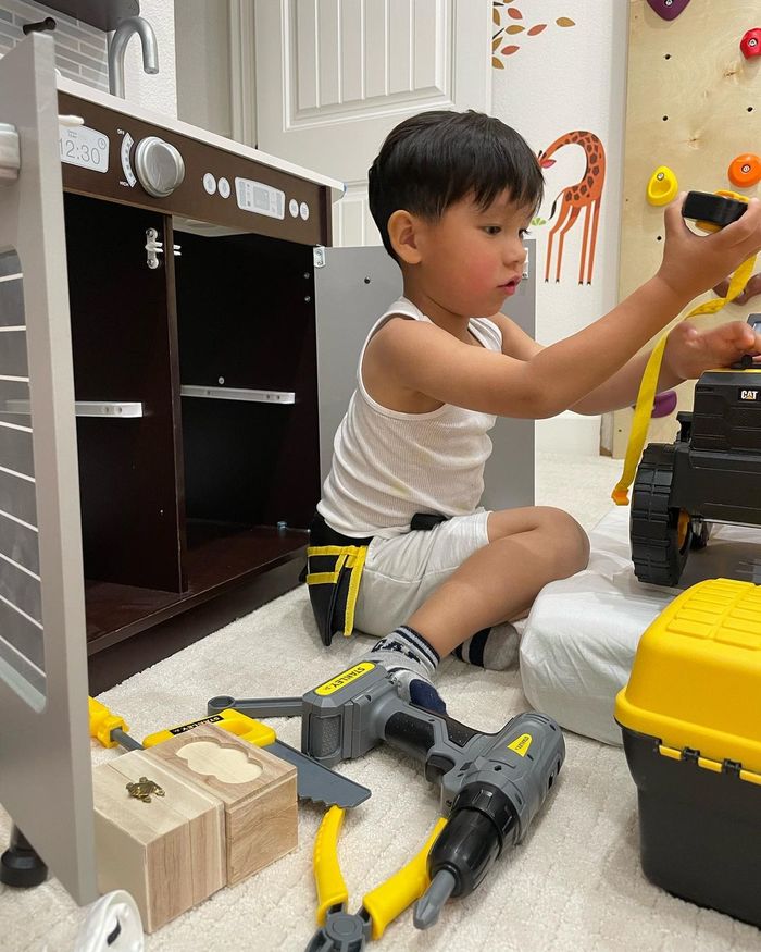Nhóc tì Vbiz mặc gì tuần qua: bé Minnie vào vai thánh nghiêm túc