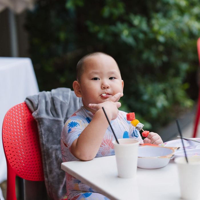 Nhóc tì Vbiz mặc gì tuần qua: con Ngô Kiến Huy bảnh bao đón sinh nhật