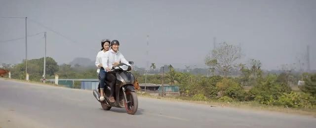 Những khoảnh khắc lái xe máy không thể giả trân hơn trong phim Việt