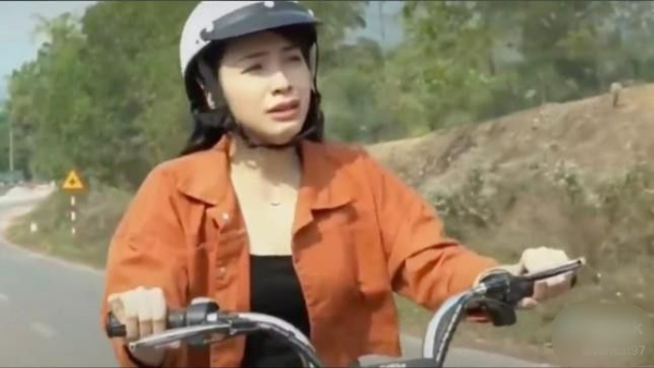 Những khoảnh khắc lái xe máy không thể giả trân hơn trong phim Việt