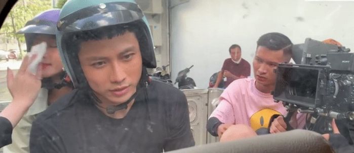 Những khoảnh khắc lái xe máy không thể giả trân hơn trong phim Việt
