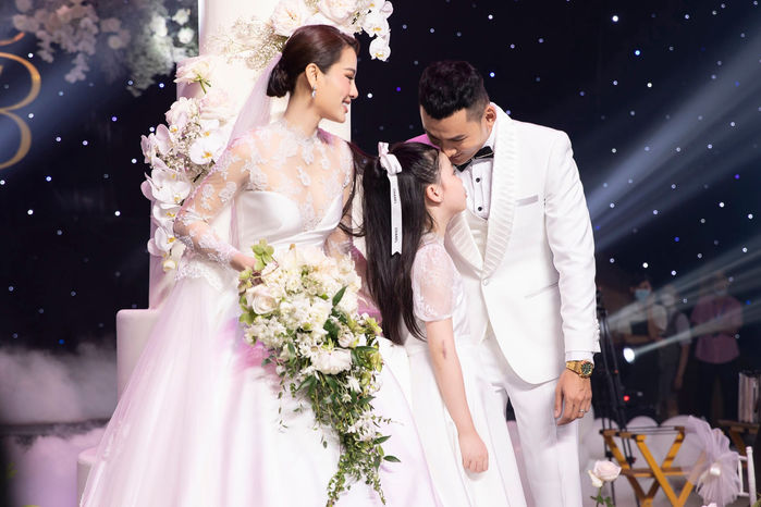 Những mỹ nhân Việt thay váy cưới xoành xoạch như ảo thuật gia