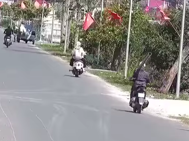 Ninja đang chạy xe dừng lại giúp người đi đường: Ninja hôm nay lạ lắm!