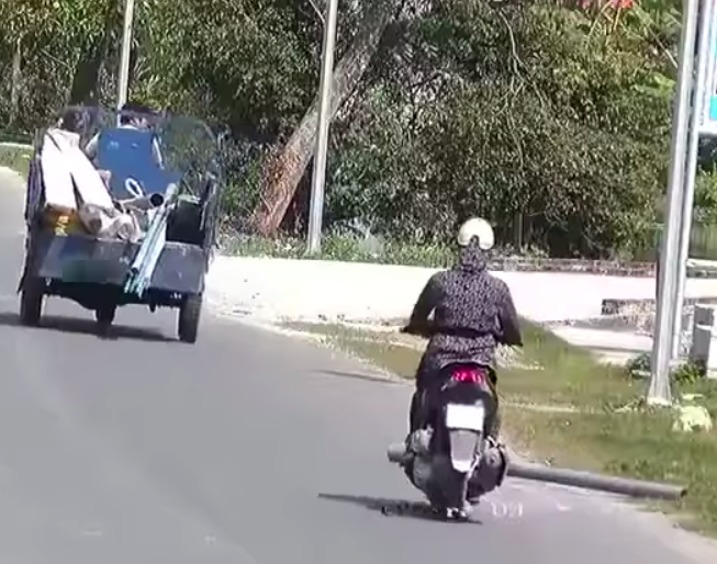Ninja đang chạy xe dừng lại giúp người đi đường: Ninja hôm nay lạ lắm!