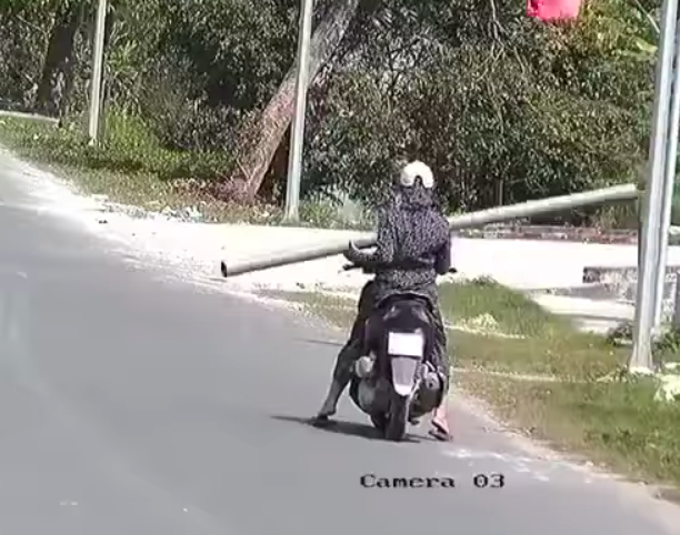 Ninja đang chạy xe dừng lại giúp người đi đường: Ninja hôm nay lạ lắm!