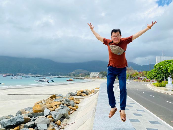 NSƯT Hữu Châu tuổi U60: sống cùng mẹ già, dạy học là niềm vui