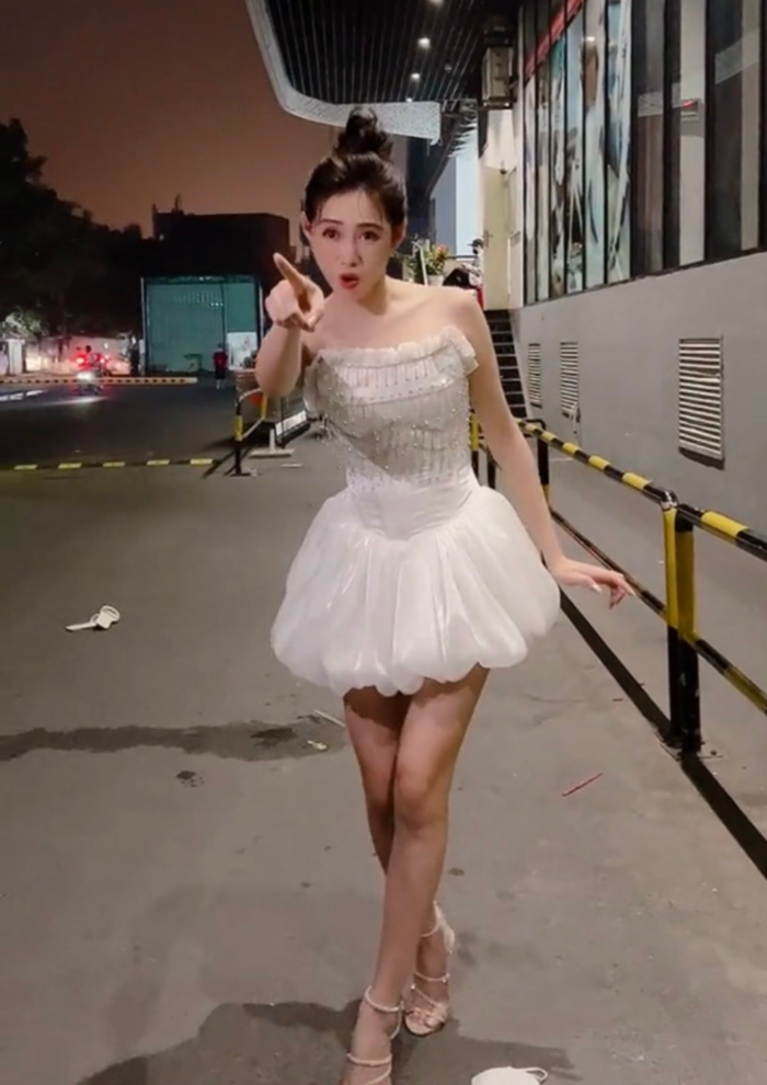 Nữ idol tóp tóp cosplay màn xách váy chấn động của Lương Mỹ Kỳ
