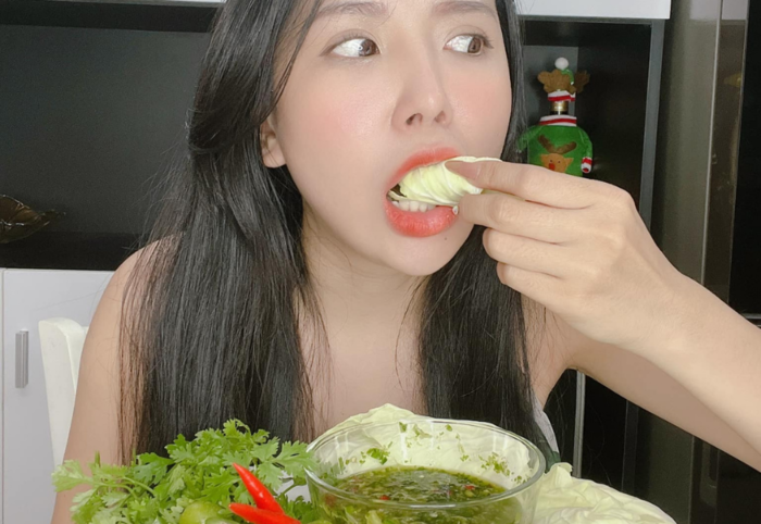 Nữ idol tóp tóp cosplay màn xách váy chấn động của Lương Mỹ Kỳ