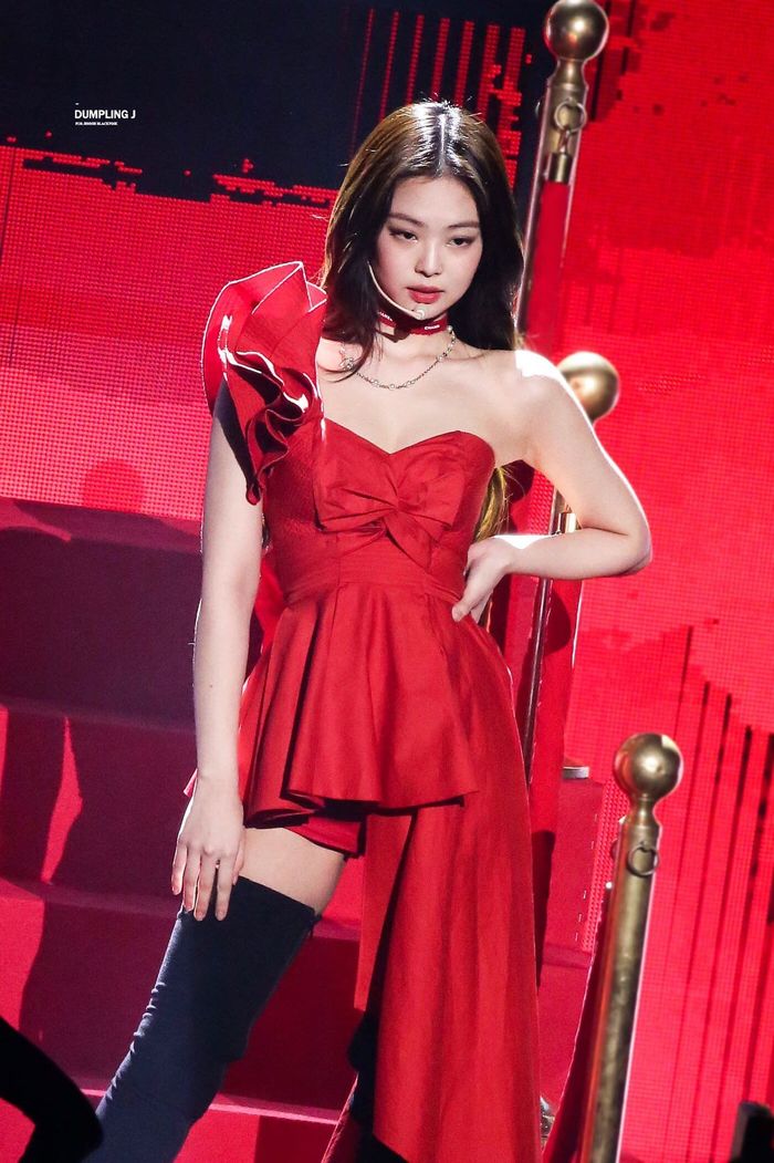 Outfit nhắc là biết của idol: Huyền thoại gọi tên bodysuit đỏ từ Hwasa