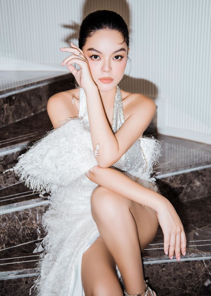 Phạm Quỳnh Anh khoe nhan sắc đỉnh cao nhưng vòng 2 mới là tâm điểm