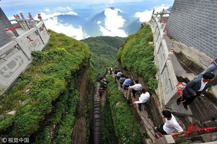 Ngôi đền đôi nằm cheo leo trên đỉnh núi có tuổi thọ hơn 500 năm