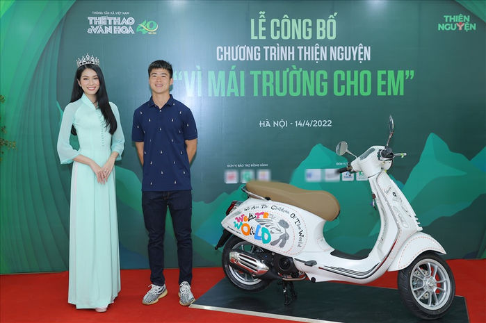 Á hậu Phương Anh và cầu thủ Duy Mạnh chung tay vì mái trường cho em