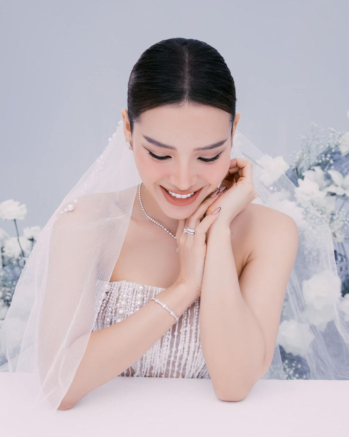 Phương Trinh Jolie đầu tư trang sức đắt đỏ chụp ảnh cưới