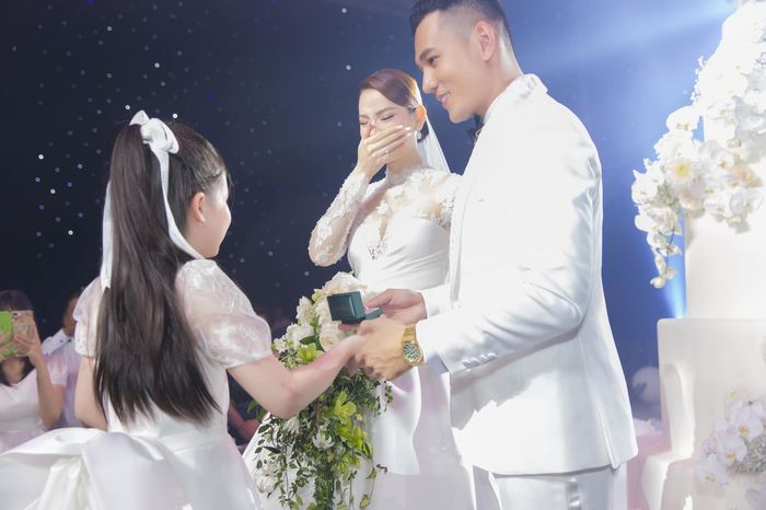Phương Trinh Jolie đưa Mia đi ăn, tiết lộ con hài hước là học Lý Bình