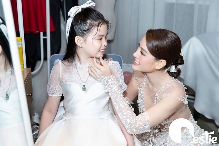 Phương Trinh Jolie đưa bé Mia về chịu tang ông nội