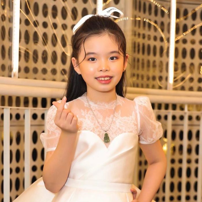 Phương Trinh Jolie đưa bé Mia về chịu tang ông nội