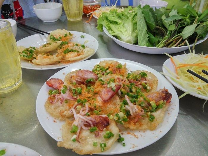 Quán bánh khọt ở Vũng Tàu đông khách suốt 30 năm nhờ công thức riêng
