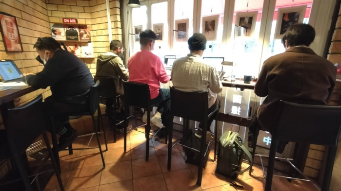 Quán cà phê dành cho “hệ chạy deadline”: Nhân viên dí việc hơn cả sếp