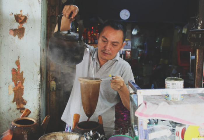 Quán cà phê vợt đặc biệt 60 năm tuổi giữa lồng Sài Gòn