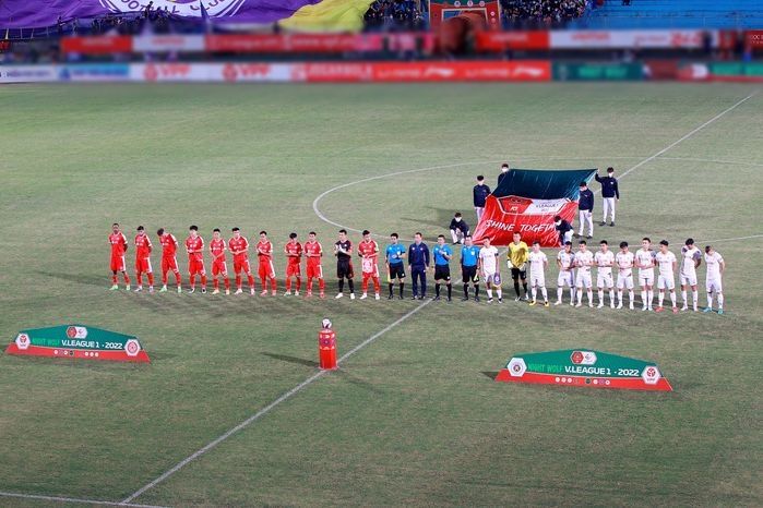 Quang Hải bật khóc, tặng áo kỷ niệm khán giả trước khi rời Hà Nội FC